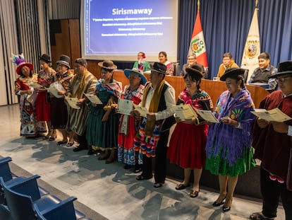 La primera promoción de graduados en el idioma aymara del Centro de Idiomas de la Universidad Mayor de San Marcos, en Lima.