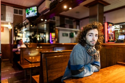 El cantante de Alcalá Norte en el bar Blanco, en Ciudad Lineal (Madrid), el pasado lunes. 