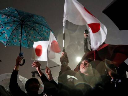 Unos japoneses celebran la entrada en una nueva era imperial, este martes en Tokio.