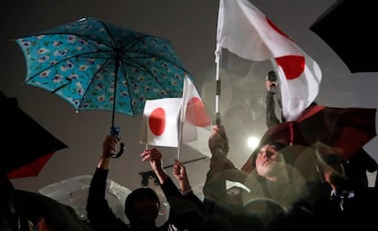 Unos japoneses celebran la entrada en una nueva era imperial, este martes en Tokio.