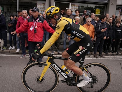 Primoz Roglic, herido, en la meta de Tortona.