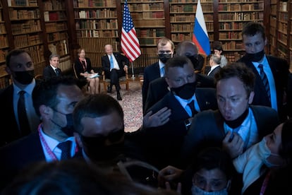La reunión, en la que Putin ha ignorado la pregunta de un reportero sobre si teme al opositor Navalni, que cumple dos años y ocho meses en una prisión rusa, ha empezado con un pequeño caos cuando reporteros, cámaras y fotógrafos se han agolpado para entrar a la sala donde se han celebrado los saludos iniciales, creando un tumulto y un coro de gritos que ambos líderes han observado desde dentro. En la imagen, miembros de seguridad presionan a la prensa para que abandone la sala.