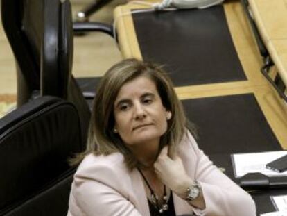 La ministra de Empleo, Fátima Báñez, en el pleno del Senado.
