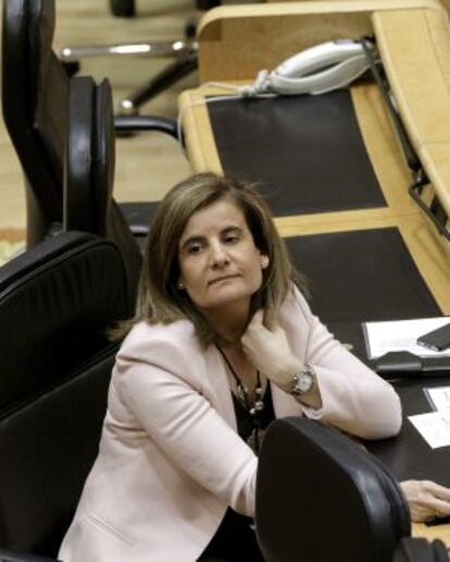 La ministra de Empleo, Fátima Báñez, en el pleno del Senado.