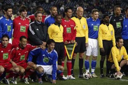 De izquierda a derecha, de pie: Kaladze, Kaká, Kuffour, Henry, Ronaldinho, Collina y Schevchenko. Delante, Parreira, uno de los entrenadores, y el asistente Jason Josef Damoo. Agachados: Deco, Cafú y Raúl.