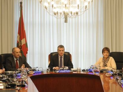 El lehendakari junto al resto de su equipo en el último consejo de Gobierno del año 2012