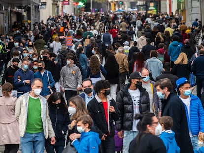 Ajetreo en una calle de Madrid, el pasado mes de abril.