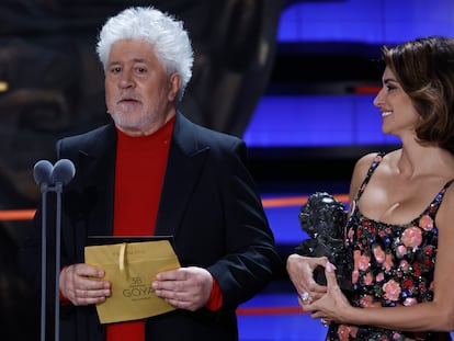 El realizador Pedro Almodóvar y la actriz Penélope Cruz, durante la ceremonia de entrega de la 38ª edición de los Premios Goya celebrada el sábado en Valladolid.