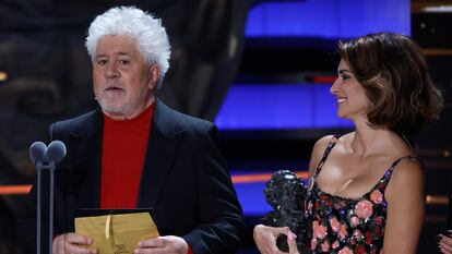 El realizador Pedro Almodóvar y la actriz Penélope Cruz, durante la ceremonia de entrega de la 38ª edición de los Premios Goya celebrada el sábado en Valladolid.