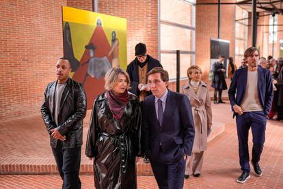 La delegada de Cultura del Ayuntamiento de Madrid, Marta Rivera de la Cruz, junto al alcalde, José Luis Martínez-Almeida, el mes pasado durante la presentación de una exposición del artista francés Pol Taburet (izqda).