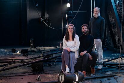 Pablo Remón, en el centro, posa con los actores Fernanda Orazi y Emilio Tomé en el descanso de un ensayo de su obra 'Barbados en 2022'.