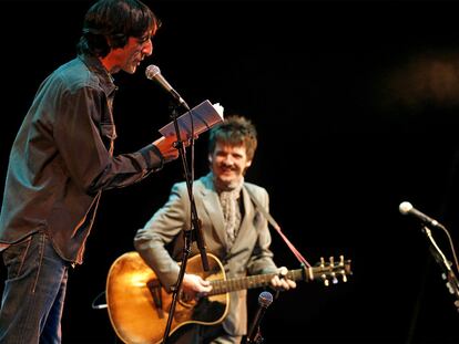 Benjamín Prado (a la izquierda) y Coque Malla, durante el recital de anoche en el teatro Fernán Gómez.