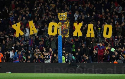 Pancartes en el Camp Nou durant el derbi contra l'Espanyol.