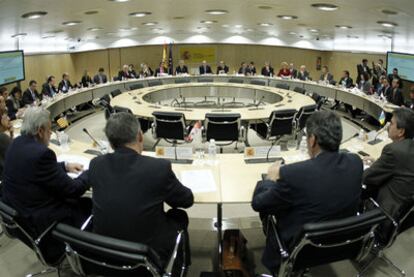 Reunión de representantes de las Consejerías de Industria con el ministro de esa área, Miguel Sebastián, en Madrid.