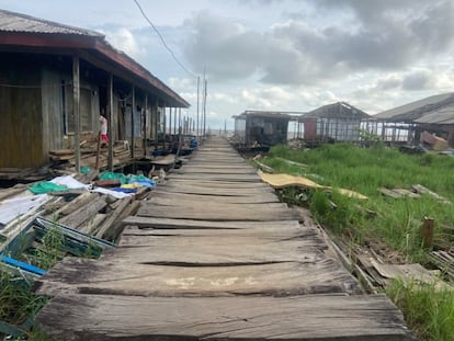 Edificios aún en pie pero amenazados por la subida del nivel del mar en Ayetoro, Nigeria.