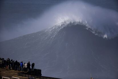 Una montaña de agua vista desde la costa de Praia Grande, en Nazaré. La orografía del fondo del mar en esta zona de la costa portuguesa es la que explica la formación de estos gigantes.