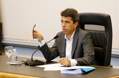 El presidente de la Diputación de Alicante, Carlos Mazón, en un pleno el pleno ordinario del 9 de noviembre que rechazó retirar de la entidad los símbolos relativos a Eduardo Zaplana con su voto de calidad.