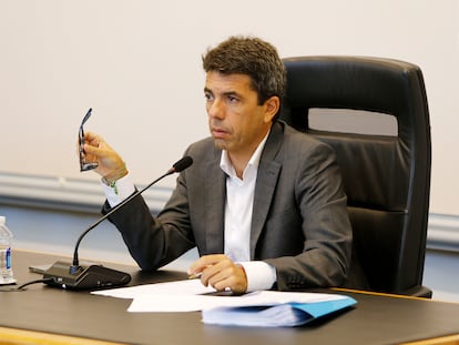 El presidente de la Diputación de Alicante, Carlos Mazón, en un pleno el pleno ordinario del 9 de noviembre que rechazó retirar de la entidad los símbolos relativos a Eduardo Zaplana con su voto de calidad.