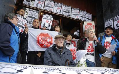 Patxi Zubiaurre, en el centro, durante la protesta por su desalojo de una vivienda de San Sebastián.