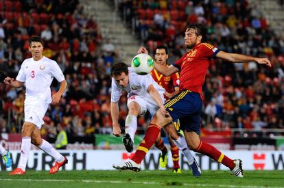 Michu trata de realizar un disparo en su partido de debut.