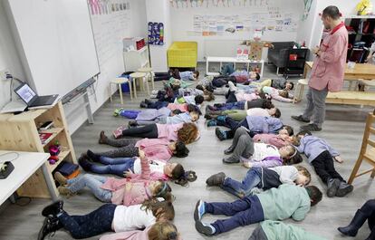 Estudiantes del colegio S&aacute;n F&eacute;lix de Ortuella (Bizkaia), en una sesi&oacute;n de relajaci&oacute;n en el aula.