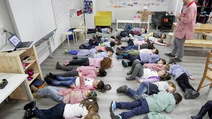 Estudiantes del colegio S&aacute;n F&eacute;lix de Ortuella (Bizkaia), en una sesi&oacute;n de relajaci&oacute;n en el aula.