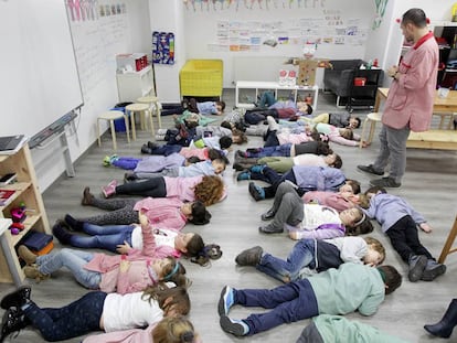 Estudiantes del colegio S&aacute;n F&eacute;lix de Ortuella (Bizkaia), en una sesi&oacute;n de relajaci&oacute;n en el aula.