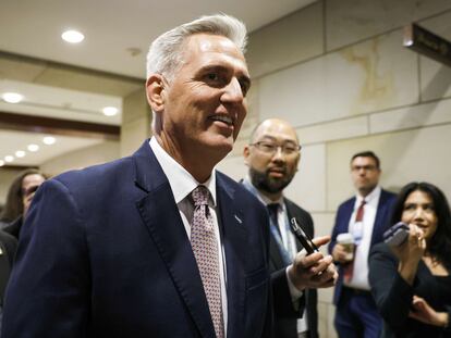 El líder de la bancada republicana en la Cámara de Representantes, Kevin McCarthy, este martes en los pasillos del Capitolio, en Washington.