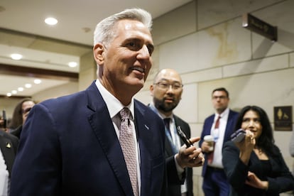 El líder de la bancada republicana en la Cámara de Representantes, Kevin McCarthy, este martes en los pasillos del Capitolio, en Washington.