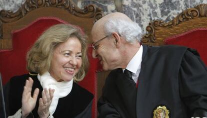 Suanzes, a la derecha, con la fiscal general del Estado cuando tomó posesión.
