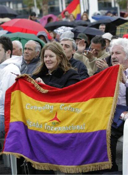 Los dos hijos de un brigadista irlandés que combatió en la Guerra Civil, ayer en Alicante.