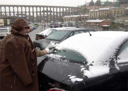 Una imagen poco frecuente en el mes de mayo: Segovia bajo la nieve.