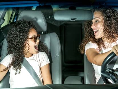 Madre e hija cantan en el coche. 