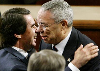 José María Aznar saluda al secretario de Estado estadounidense, Colin Powell, antes de pronunciar su discurso.
