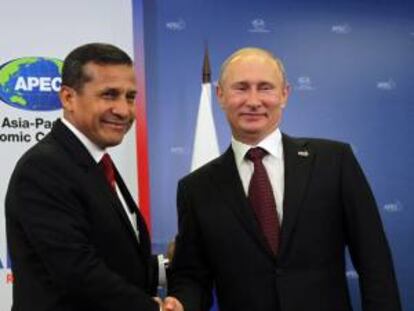 El presidente ruso, Vladimir Putin (d), estrecha la mano a su homólogo peruano, Ollanta Humala, durante una reunión en el marco del Foro de Cooperación Asia-Pacífico (APEC) ayer en Moscú.