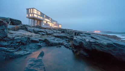 Fogo Island Inn (Canadá)

En la isla de Fogo, en Terranova (Canadá), se erige como una aparición este lujoso edificio inspirado en tradiciones pesqueras. En su diseño participaron diseñadores internacionales pero todos los objetos son productos que han salido de manos locales. Esto era el lujo silencioso.