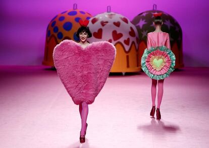 Los corazones son uno de los recursos que más ha utilizado en sus diseños. En la foto, una de las propuestas presentadas en su desfile otoño-invierno 2017-2018.