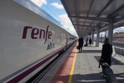 Tren de alta velocidad en la estación de Cuenca.