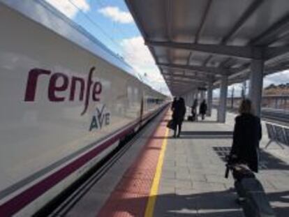 Tren de alta velocidad en la estaci&oacute;n de Cuenca.