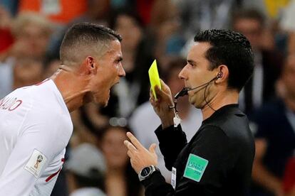 Cristiano Ronaldo reacciona ante el árbitro César Arturo Ramos después de que le mostrara tarjeta amarilla en el partido de octavos frente a Uruguay, el 30 de junio de 2018.