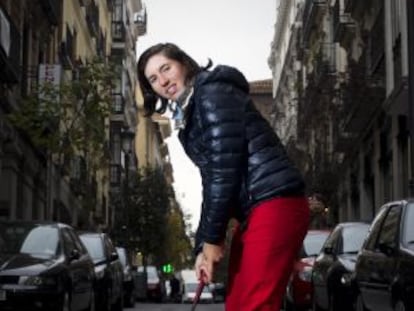 Carlota Ciganda, este jueves pateando en la calle Cervantes de Madrid.