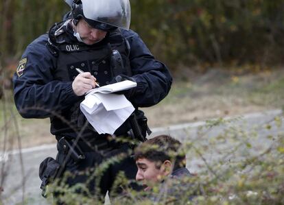 Un refugiado llora mientras es detenido tras protagonizar una pelea con otro migrante en el pueblo de Sentilj (Eslovenia).