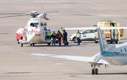 Momento en el que la superviviente es evacuada en helicóptero tras ser rescatada este jueves en Telde, Gran Canaria.
