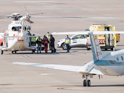 Momento en el que la superviviente es evacuada en helicóptero tras ser rescatada este jueves en Telde, Gran Canaria.