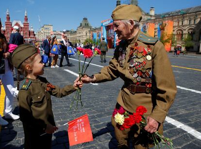 Una niña le entrega una rosa a un veterano de guerra durante la celebración del Día de la Victoria en Rusia.