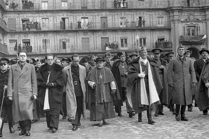 Salamanca, 16 de enero de 1939. El cardenal primado de España, Isidro Gomá, con José Millán Astray, Francisco de Borbón y de la Torre, y Gabriel Arias Salgado, en la manifestación  llevada a cabo en la plaza Mayor para celebrar la toma de la ciudad de Tarragona por las tropas de Franco.