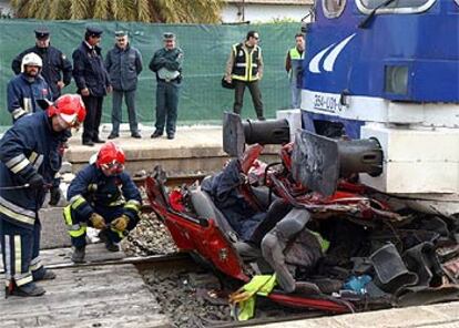Estado en que quedó el coche en el que murieron cinco bolivianos tras saltarse un paso a nivel en Hellín, Albacete.