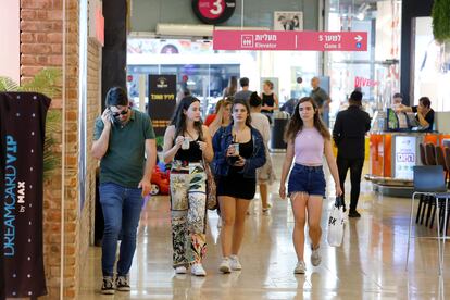 Personas sin mascarilla en un centro comercial de Tel Aviv, el 15 de junio.