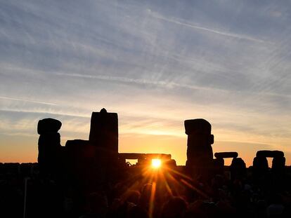 The sun rises at dawn as revellers welcome in the Summer Solstice at Stonehenge stone circle in southwest Britain, June 21, 2018. REUTERS/Toby Melville