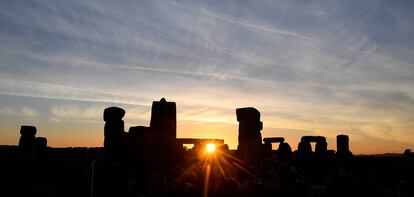 The sun rises at dawn as revellers welcome in the Summer Solstice at Stonehenge stone circle in southwest Britain, June 21, 2018. REUTERS/Toby Melville